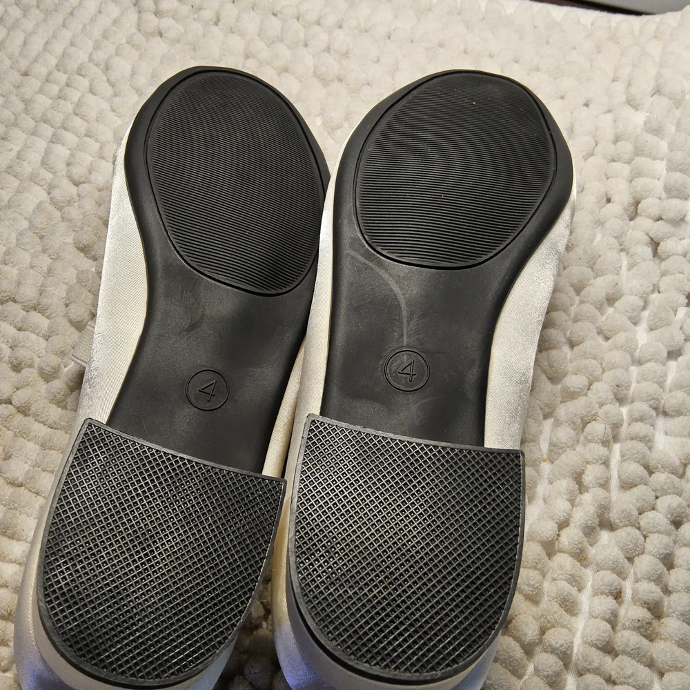 NWOT Girls Size 4 Charming Kids Dress Shoes with Bow Accent Cream Colored